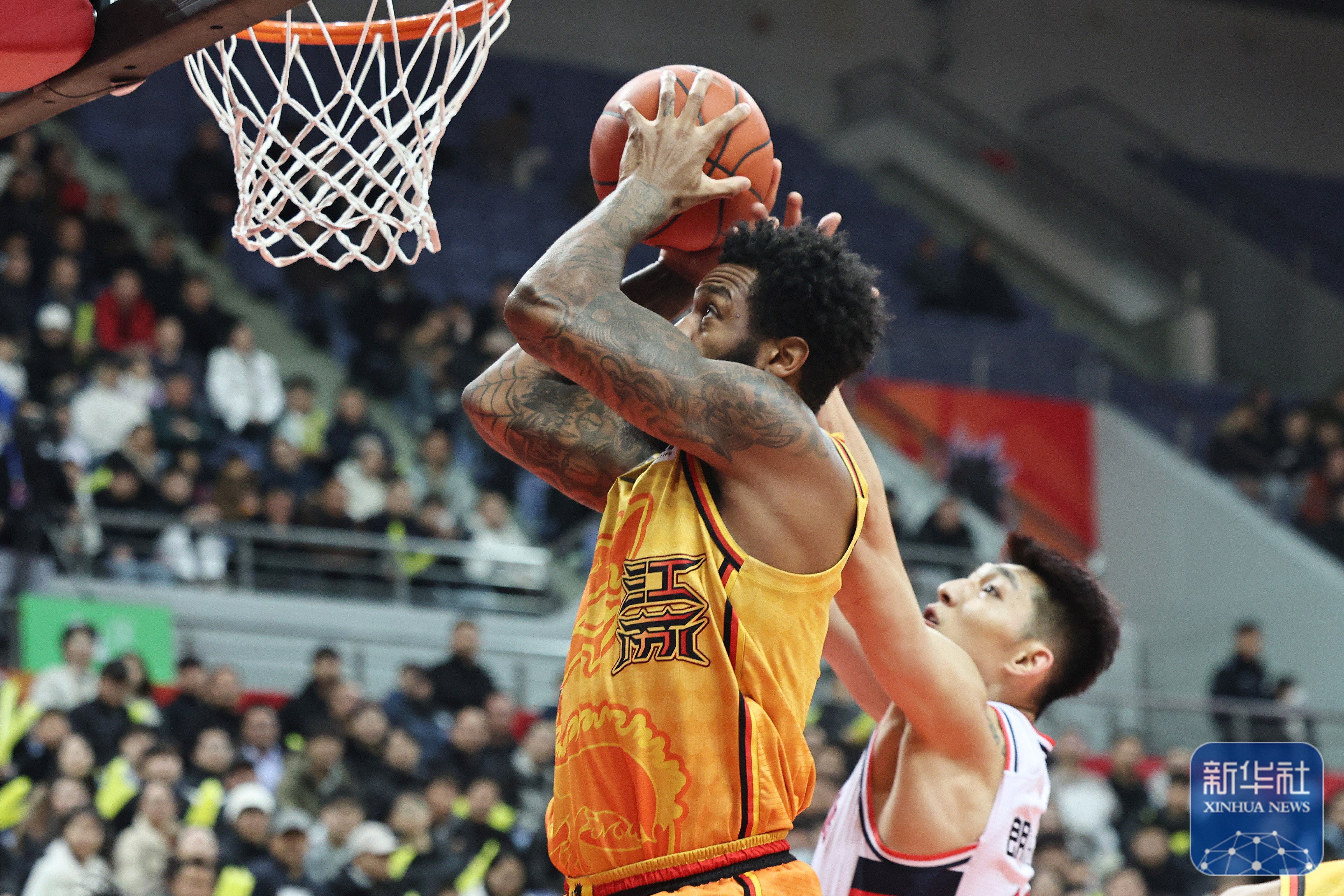 强强对决的篮球赛场上掀起了观众们的狂热的简单介绍 强强对决的篮球赛场上掀起了观众们的狂热的简单介绍